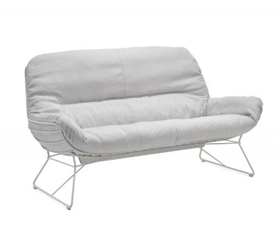Leyasol Lounge Couch von Freifrau Manufaktur: Moderne, graue Outdoor Couch mit filigranem Metallgestell.